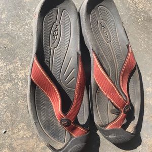 Keen Waimea sandal. Flip flop with toe guard.